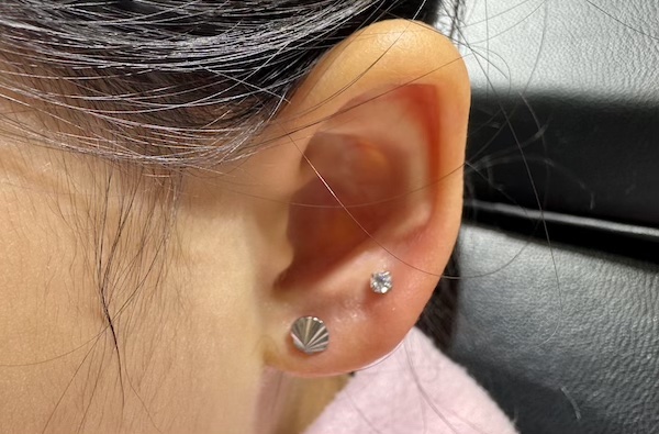 Ảnh em bé xỏ khuyên đáng yêu tại cửa hàng TinyBox - 7/2023