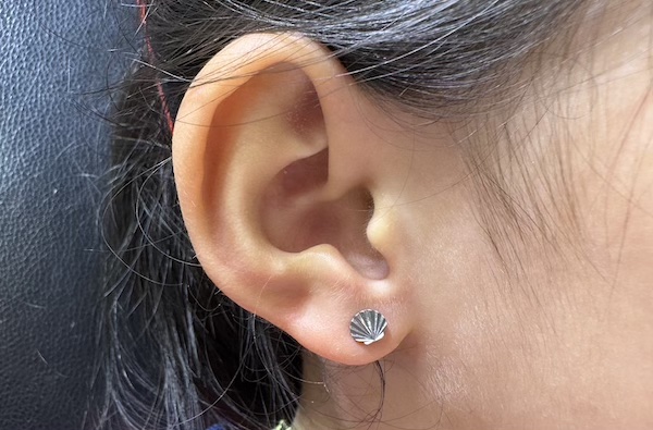 Ảnh em bé xỏ khuyên đáng yêu tại cửa hàng TinyBox - 7/2023