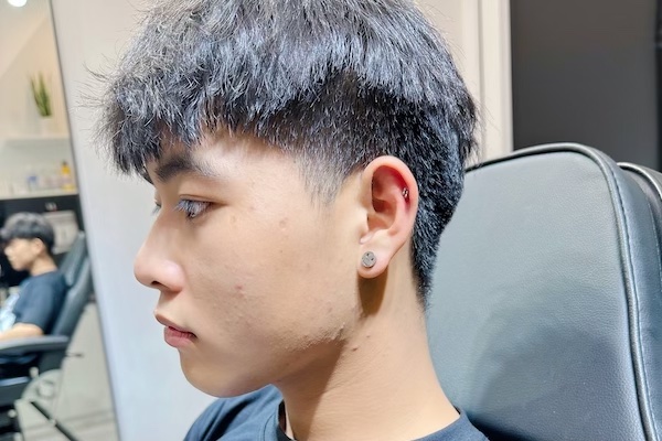 Ảnh xỏ tai nam đẹp 4//2023 thực hiện tại TinyBox - Tp.HCM