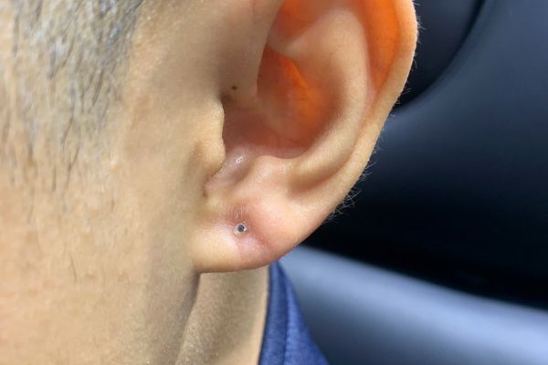 Bộ sưu tập bạn nam xỏ thịt tai 10/2024