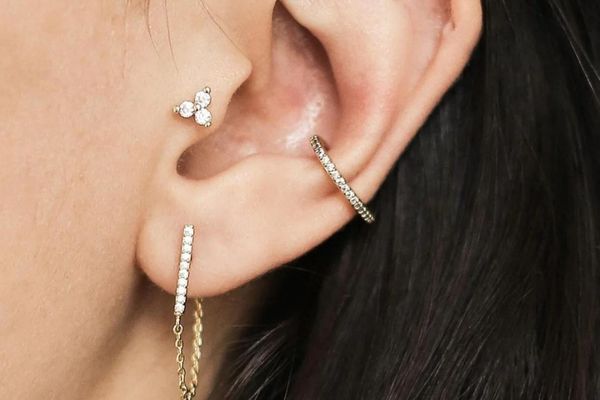 Bạc và nhựa chất liệu nào dùng để xỏ khuyên tốt hơn?