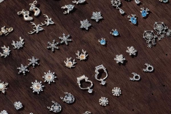 Bạc và nhựa chất liệu nào dùng để xỏ khuyên tốt hơn?