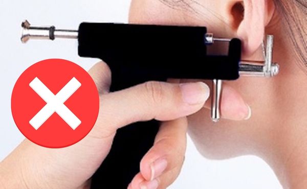 Bấm khuyên và xỏ khuyên khác nhau chỗ nào