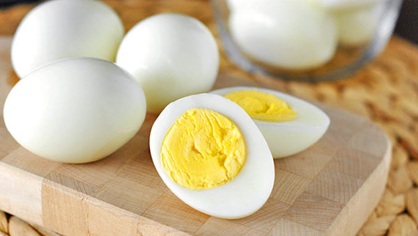 Bấm lỗ tai ăn trứng được không?