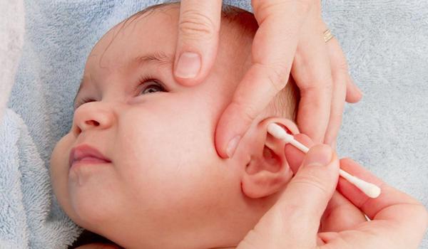 cách chữa bấm lỗ tai cho bé bị mưng mủ