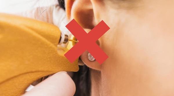 bấm lỗ tai có đau không?
