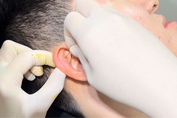 Bấm lỗ tai ở tiệm vàng bao nhiêu tiền