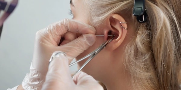 Bấm lỗ tai trên sụn và những rủi ro tiềm ẩn