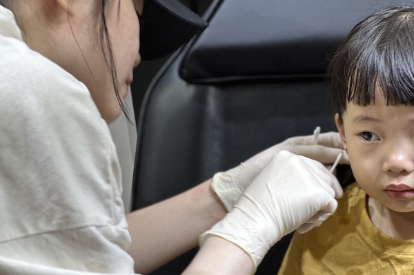 Bấm lỗ tai và cách chăm sóc