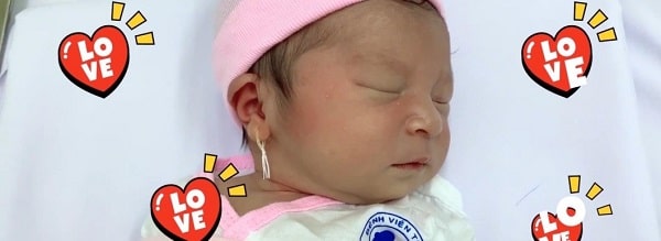 bệnh viện xỏ lỗ tai em bé