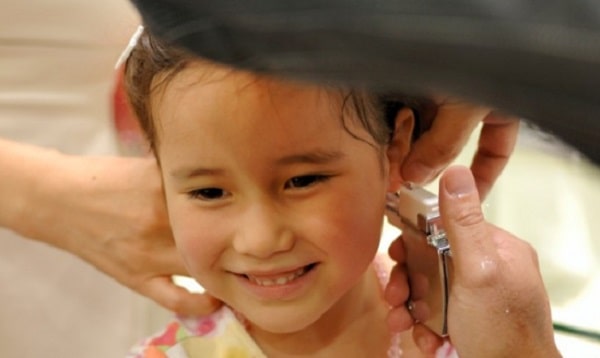 bệnh viện xỏ lỗ tai cho bé trên 3 tháng tuổi