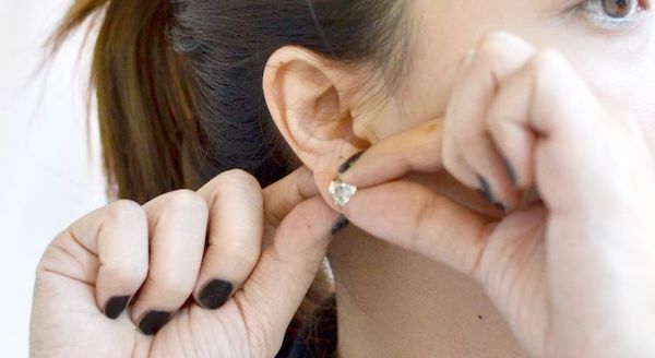 Bị bump có nên tháo khuyên không