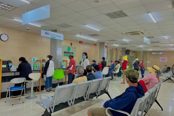 Bị bump lỗ xỏ nên ghé shop xỏ khuyên hay bệnh viện?