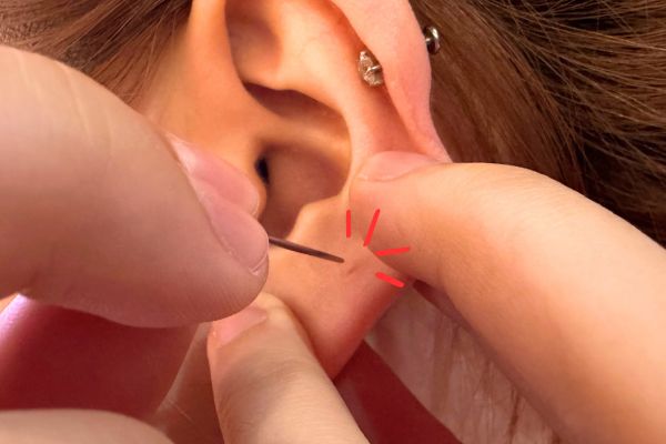 thông lỗ xỏ bằng cây taper