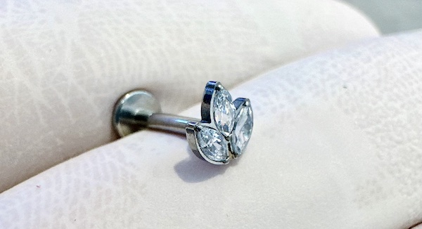 bông tai tặng bạn gái