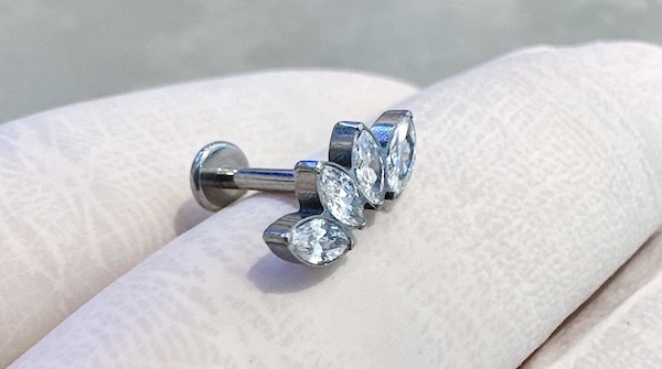 bông tai tặng bạn gái