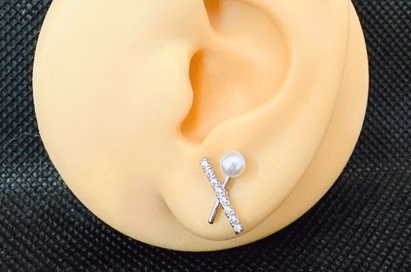 BÔNG TAI CHỮ X ĐÍNH NGỌC TRAI NHÂN TẠO