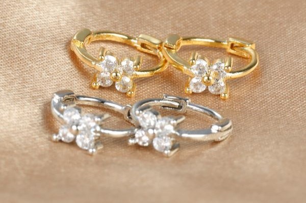 Bông tai hình tròn bông hoa - 8mm