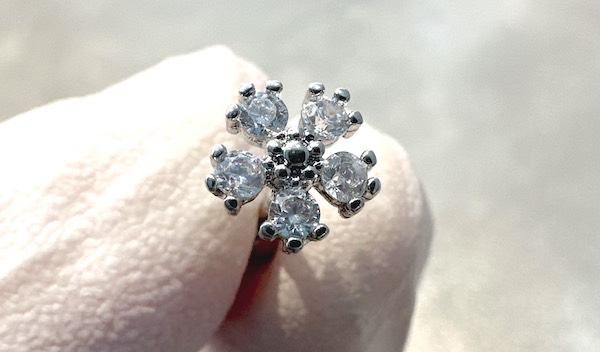 bông tai tặng bạn gái