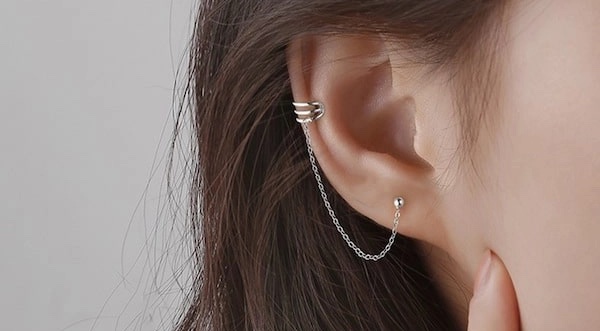 Bông tai thép y tế