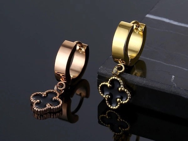 Bông tai thép y tế