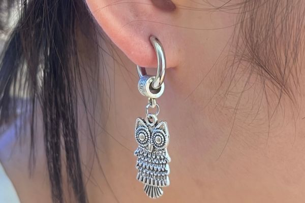 bông tai tòn ten kì lạ đi cháy phố