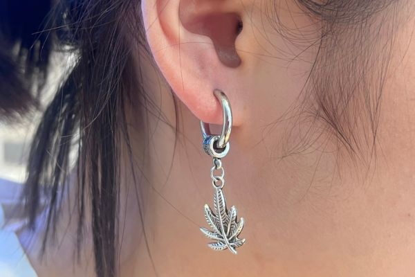 bông tai tòn ten kì lạ đi cháy phố