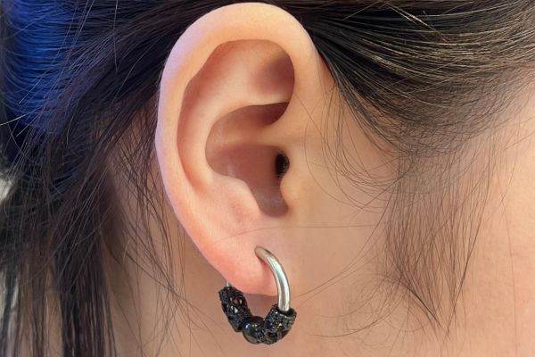 bông tai tòn ten kì lạ đi cháy phố