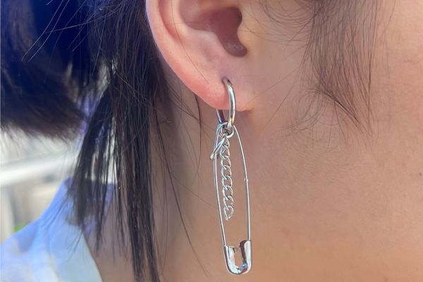 bông tai tòn ten kì lạ đi cháy phố