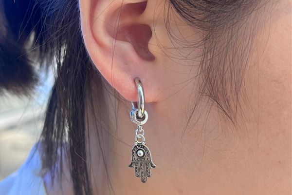 bông tai tòn ten kì lạ đi cháy phố