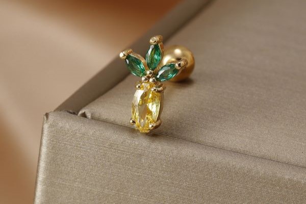 Bông tai trái thơm đính đá xinh xắn