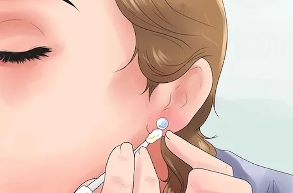các bước vệ sinh lỗ xỏ khuyên tai