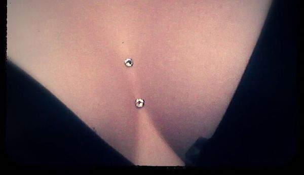 lỗ xỏ lạ - khe ngực