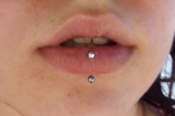 lưu ý khi xỏ khuyên môi