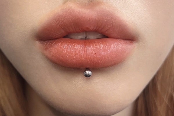 lưu ý khi xỏ khuyên môi