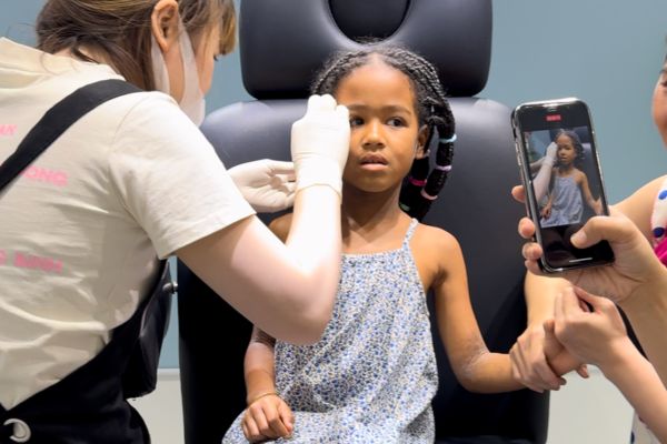 Cách chăm sóc sau khi bấm tai cho bé chi tiết A - Z