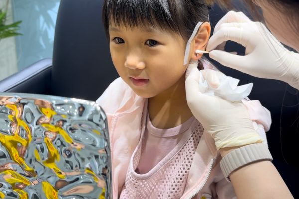 Cách chăm sóc sau khi bấm tai cho bé chi tiết A - Z