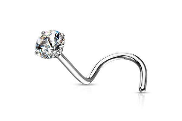 Cách đeo khuyên mũi xoắn tại nhà