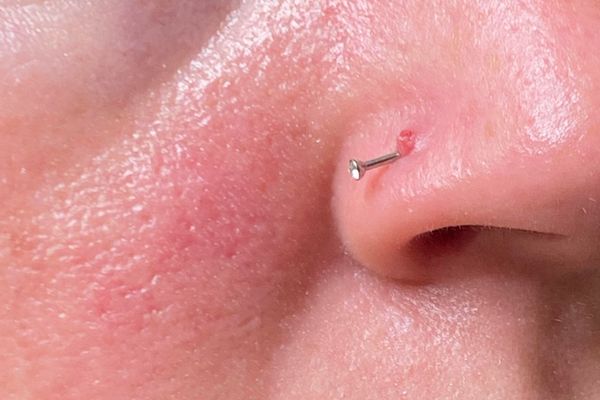 Cách đeo khuyên mũi xoắn tại nhà