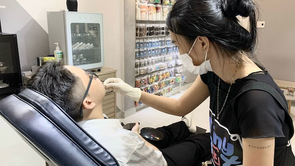 Cách đeo khuyên mũi xoắn tại nhà