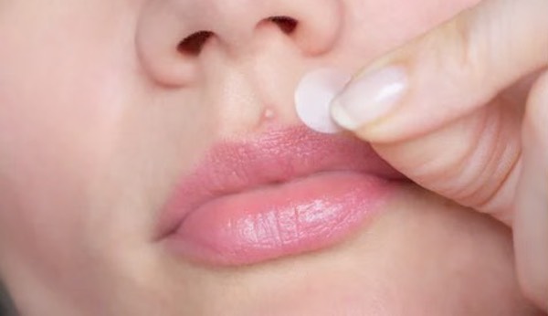 cách giấu khuyên môi