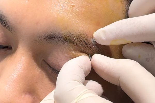 Cách tháo khuyên chân mày tại nhà chi tiết A - Z