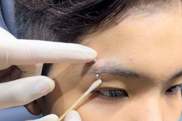 Cách tháo khuyên chân mày tại nhà chi tiết A - Z