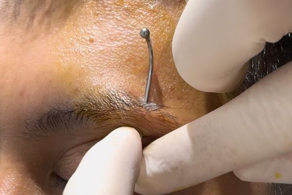 Cách tháo khuyên chân mày tại nhà chi tiết A - Z