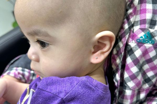 hình ảnh em bé xỏ khuyên tai tại shop TinyBox