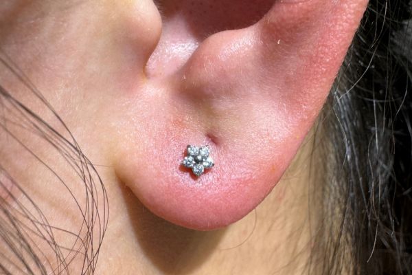 3 cách vệ sinh lỗ xỏ và chiếc khuyên mà không cần tháo ra