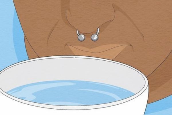 3 cách vệ sinh lỗ xỏ và chiếc khuyên mà không cần tháo ra