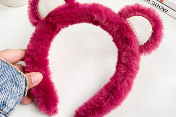 Cài tóc hình gấu dâu cho bạn nữ