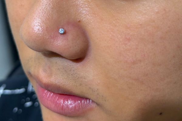 Cận Tết, nam giới có nên xỏ cánh mũi?