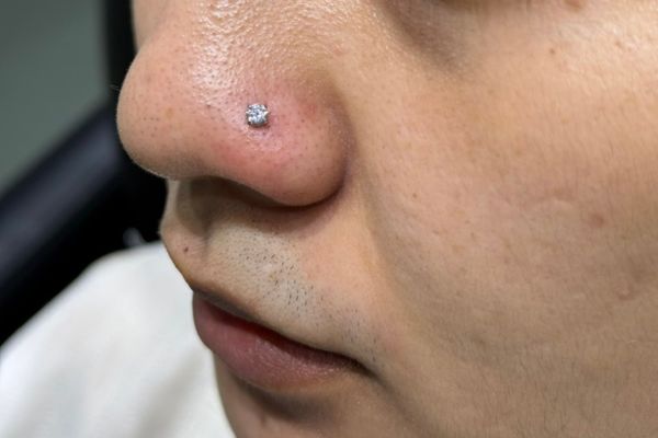 Cận Tết, nam giới có nên xỏ cánh mũi?